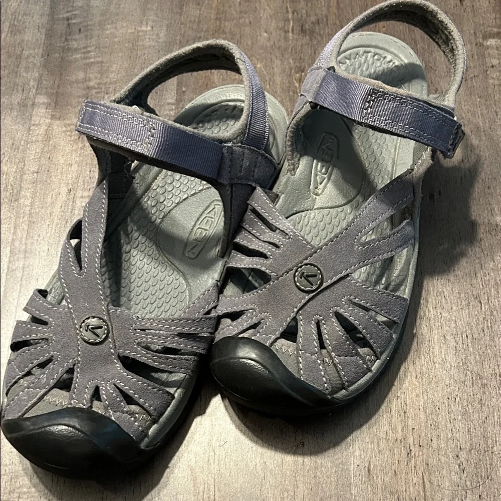 KEEN sz 7 Charcoal Grey Sandals - Picture 1 of 3